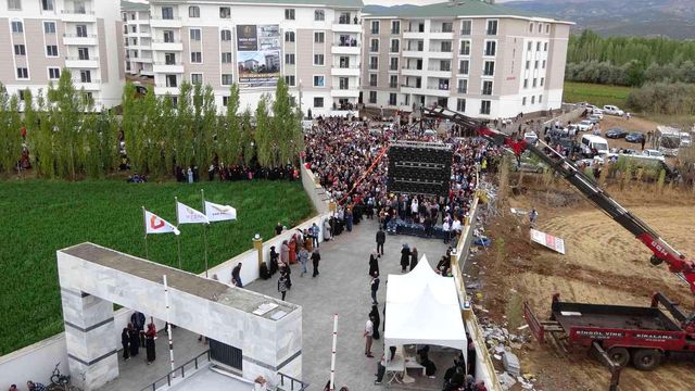 Bedava ev için izdiham oluşturdular! 2+1 evin sahibi olan kişi çığlık çığlığa sevindi Bedava ev için izdiham oluşturdular! 2+1 evin sahibi olan kişi çığlık çığlığa sevindi