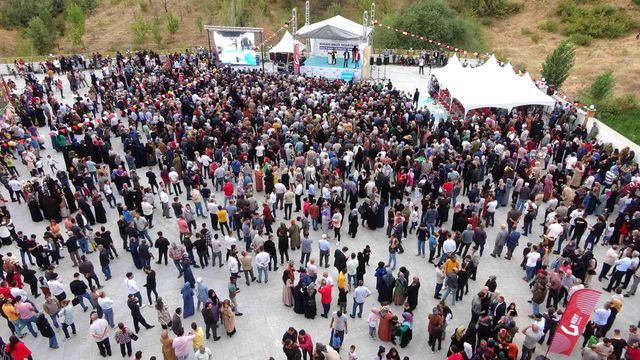 Bedava ev için izdiham oluşturdular! 2+1 evin sahibi olan kişi çığlık çığlığa sevindi Bedava ev için izdiham oluşturdular! 2+1 evin sahibi olan kişi çığlık çığlığa sevindi