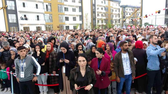 Bedava ev için izdiham oluşturdular! 2+1 evin sahibi olan kişi çığlık çığlığa sevindi Bedava ev için izdiham oluşturdular! 2+1 evin sahibi olan kişi çığlık çığlığa sevindi