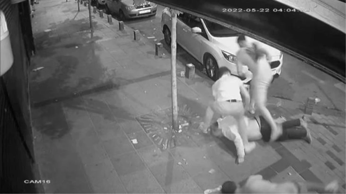 Sarhoş magandalar, "Arabanı çek, buraya park edemezsin" dedikten sonra adamın kafasında şişe kırdı