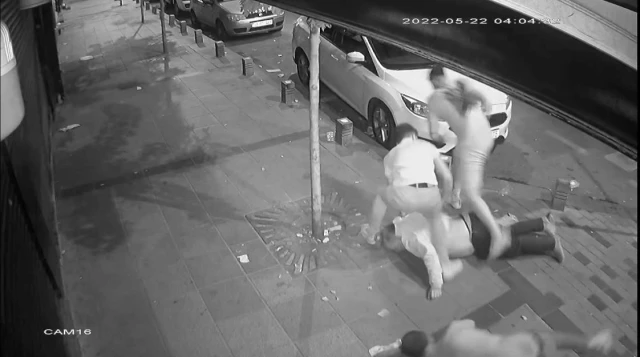 İstanbul'da dehşet anları: Adamı dövmeleri yetmedi, kafasında şişe kırdılar