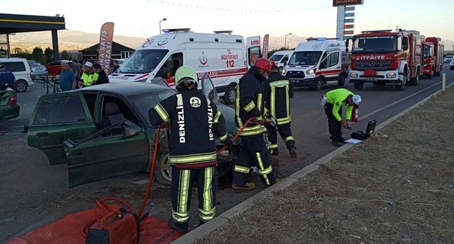 Lastiği patlayan otomobil karşı şeride geçip dehşet saçtı: 1 bebek öldü, 3'ü çocuk 9 kişi yaralandı Lastiği patlayan otomobil karşı şeride geçip dehşet saçtı: 1 bebek öldü, 3'ü çocuk 9 kişi yaralandı
