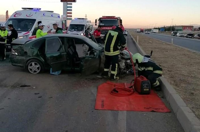 Lastiği patlayan otomobil karşı şeride geçip dehşet saçtı: 1 bebek öldü, 3'ü çocuk 9 kişi yaralandı Lastiği patlayan otomobil karşı şeride geçip dehşet saçtı: 1 bebek öldü, 3'ü çocuk 9 kişi yaralandı