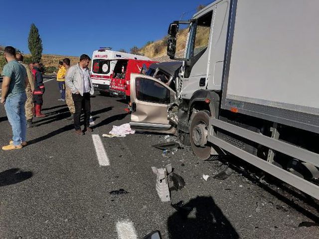 Malatya haber... Malatya'da TIR ile hafif ticari araç çarpıştı: 5 ölü, 1 yaralı Malatya haber... Malatya'da TIR ile hafif ticari araç çarpıştı: 5 ölü, 1 yaralı