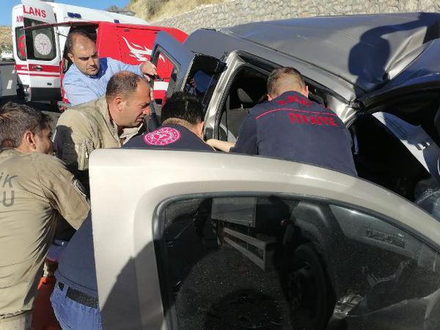 Malatya haber... Malatya'da TIR ile hafif ticari araç çarpıştı: 5 ölü, 1 yaralı Malatya haber... Malatya'da TIR ile hafif ticari araç çarpıştı: 5 ölü, 1 yaralı