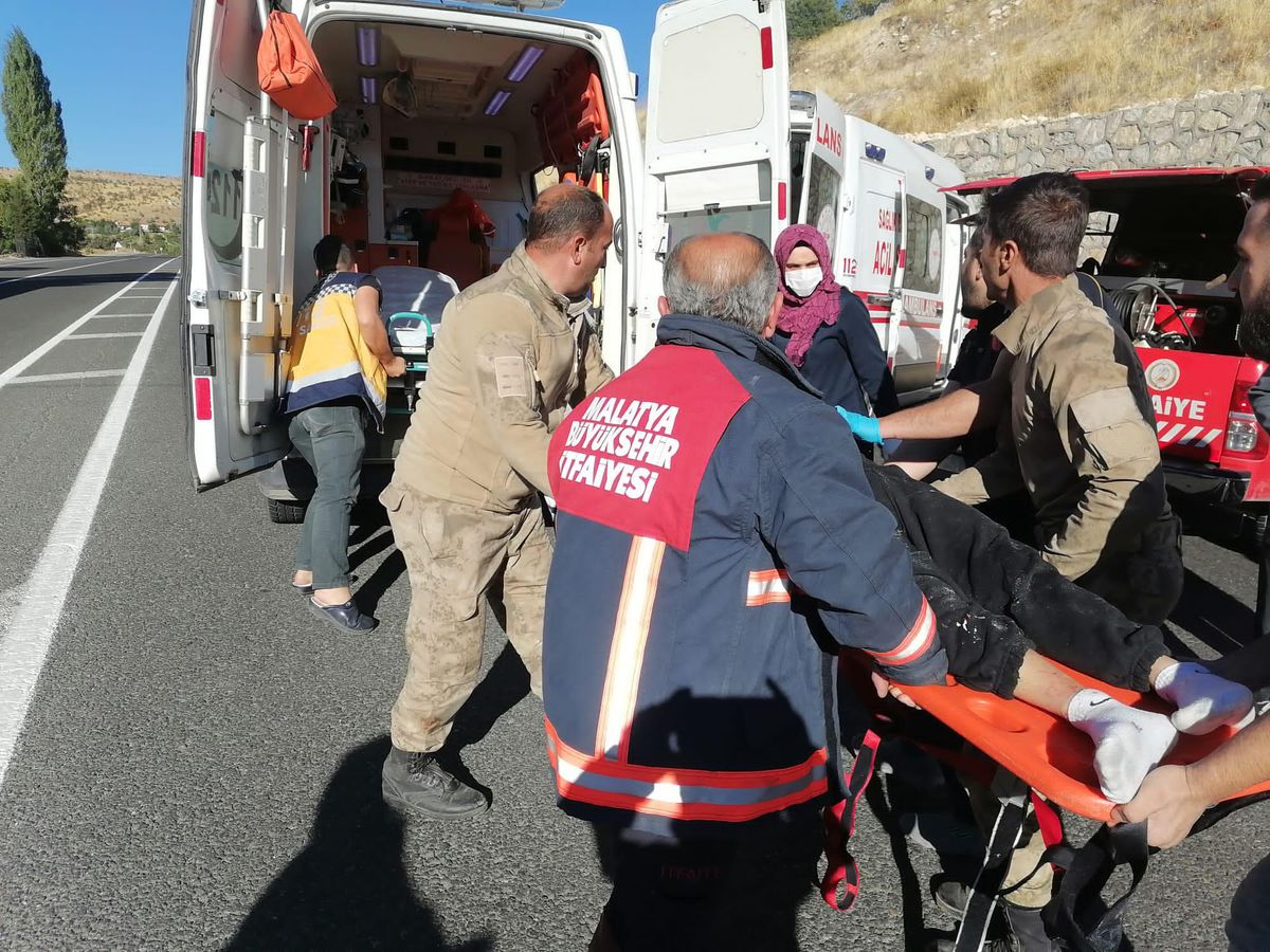 Malatya\'da tırla hafif ticari araç çarpıştı, 3 kişi öldü, 3 kişi yaralandı