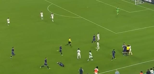 Messi'yi yere düşürdüğüne bin pişman oldu! Dünya, Arjantin maçında yaşananları konuşuyor Messi'yi yere düşürdüğüne bin pişman oldu! Dünya, Arjantin maçında yaşananları konuşuyor