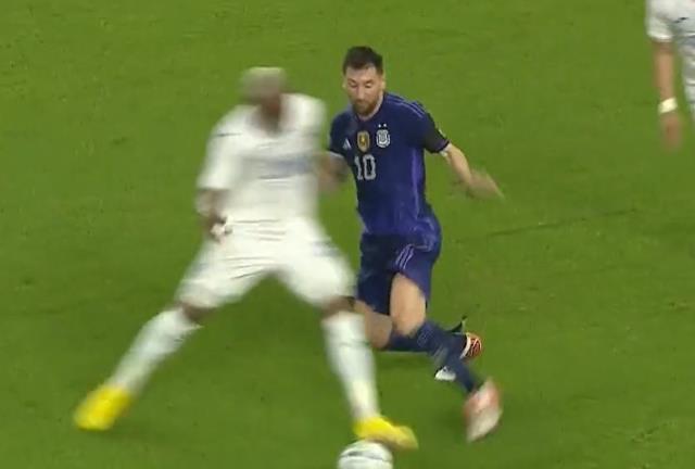 Messi'yi yere düşürdüğüne bin pişman oldu! Dünya, Arjantin maçında yaşananları konuşuyor Messi'yi yere düşürdüğüne bin pişman oldu! Dünya, Arjantin maçında yaşananları konuşuyor