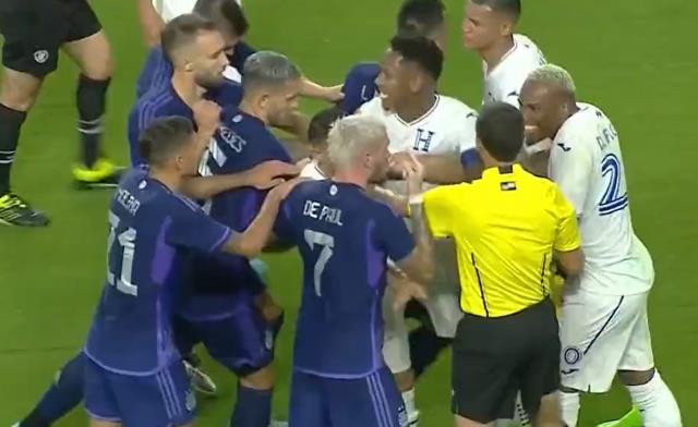 Messi'yi yere düşürdüğüne bin pişman oldu! Dünya, Arjantin maçında yaşananları konuşuyor Messi'yi yere düşürdüğüne bin pişman oldu! Dünya, Arjantin maçında yaşananları konuşuyor