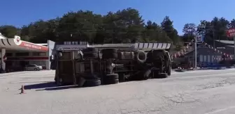 Mudurnu'da çöp taşıyan kamyonun devrilmesi sonucu sürücü yaralandı