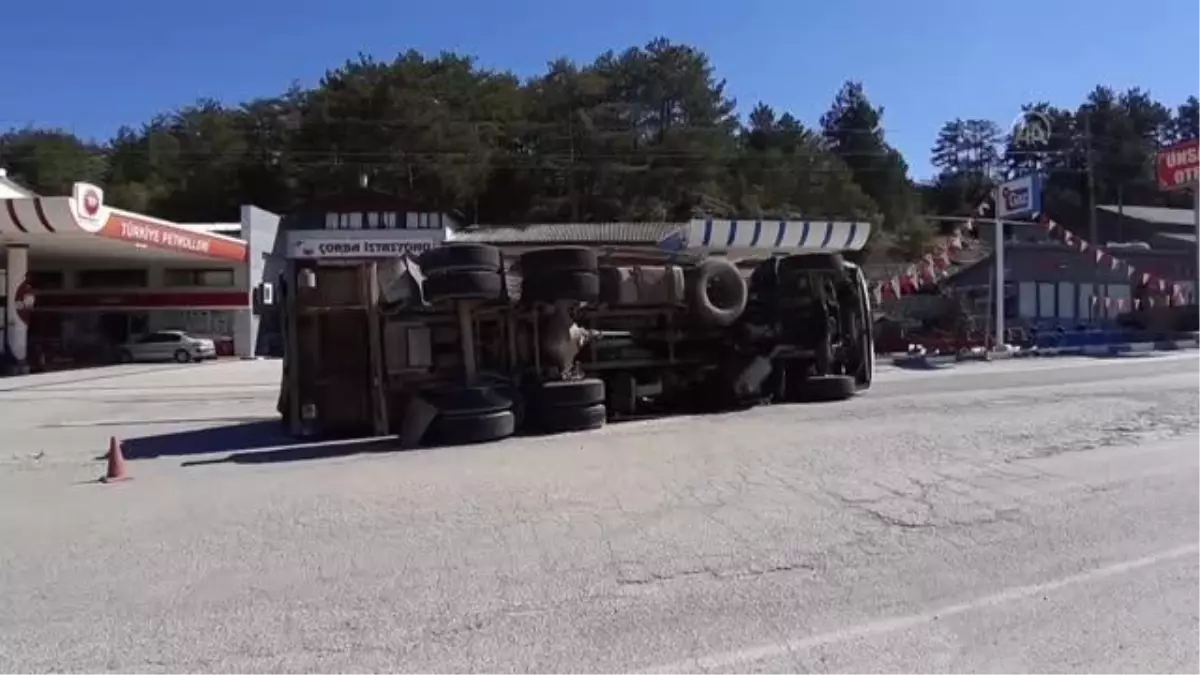 Mudurnu'da çöp taşıyan kamyonun devrilmesi sonucu sürücü yaralandı