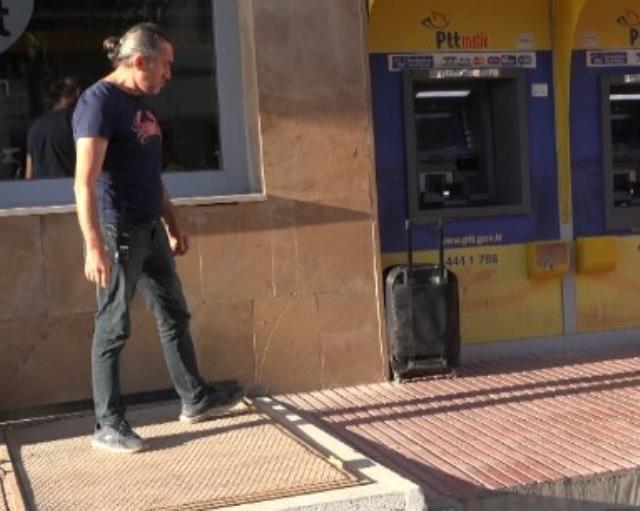 ŞÜPHELİ VALİZDEN KIYAFET ÇIKTI; SAHİBİ KOŞARAK GELDİ ŞÜPHELİ VALİZDEN KIYAFET ÇIKTI; SAHİBİ KOŞARAK GELDİ