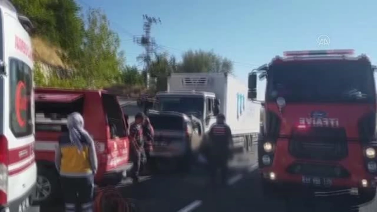 Malatya\'da tırla hafif ticari araç çarpıştı, 3 kişi öldü, 3 kişi yaralandı