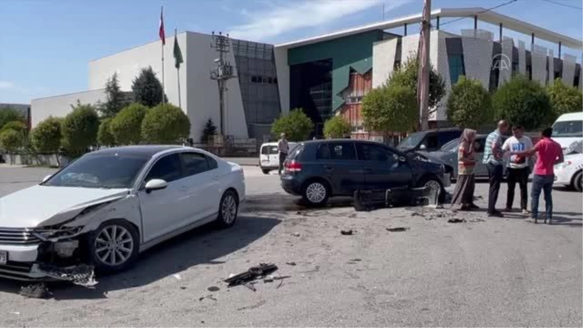 Kocaeli\'de trafik kazasında 2 kardeş yaralandı