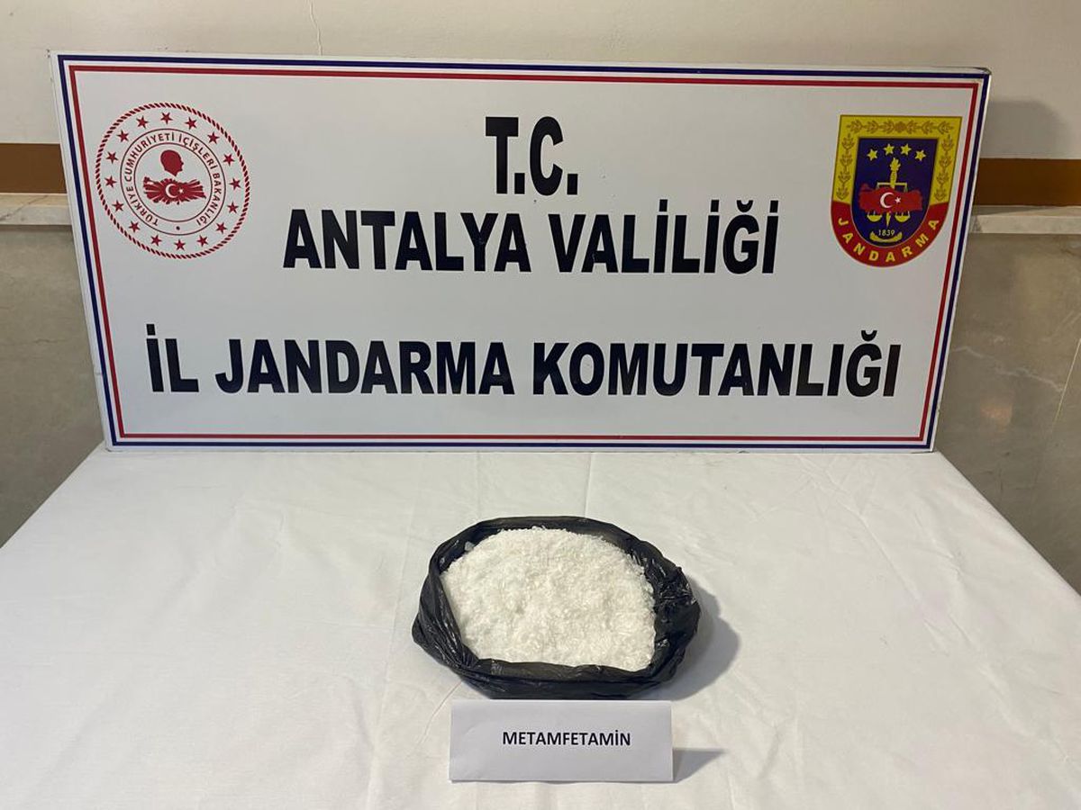 Antalya\'da uyuşturucu ve kaçakçılık operasyonunda 5 kişi yakalandı