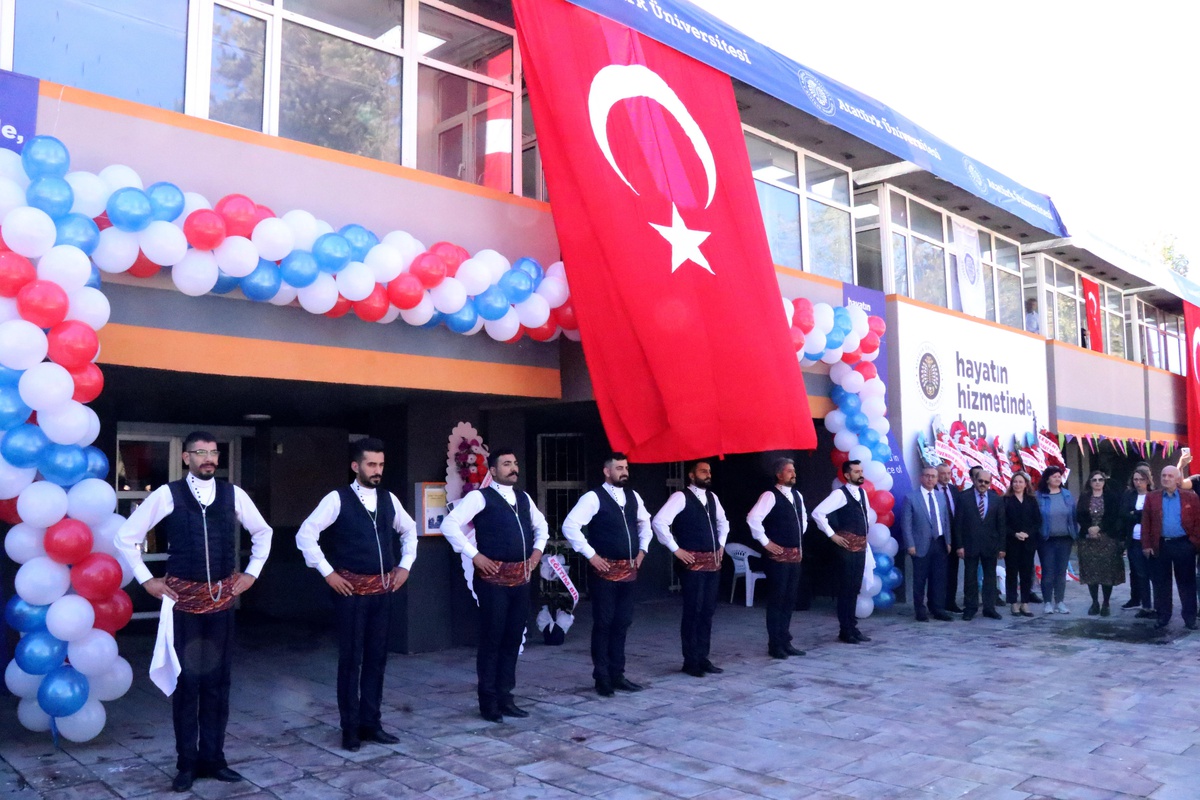 Atatürk Üniversitesinin yangında hasar gören yemekhanesi öğrencilerin hizmetine açıldı