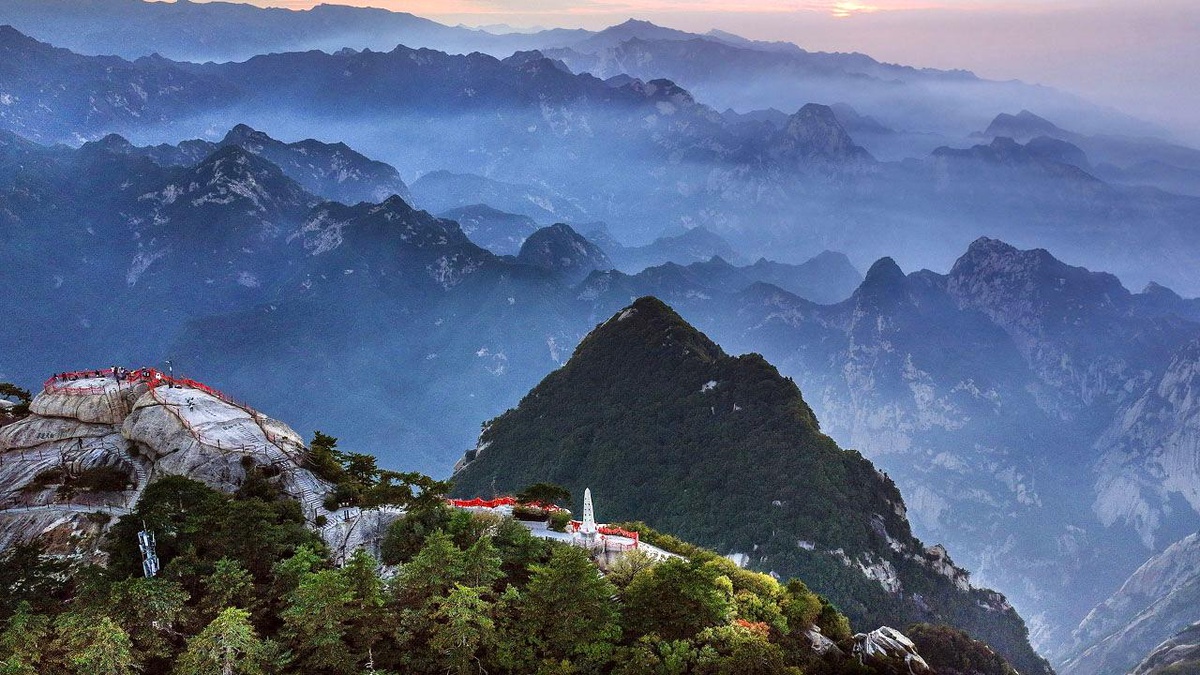 Çin\'in Huashan Dağı\'ndan Günbatımı Manzarası