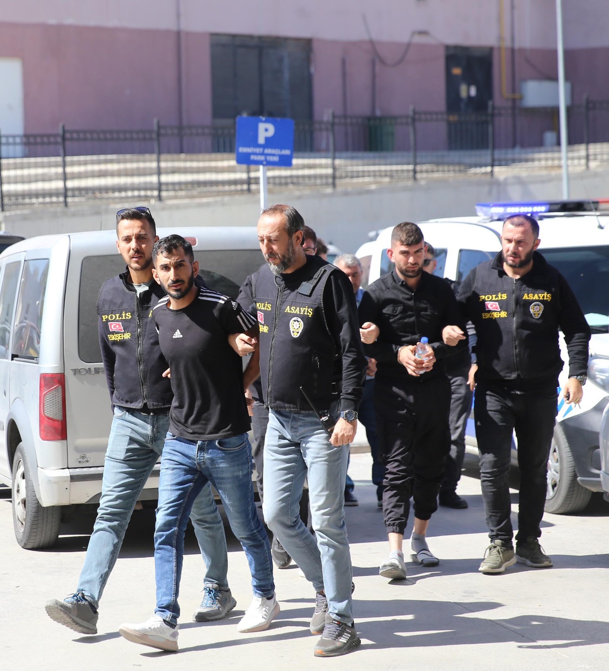 Eskişehir\'de 2 kişinin öldürülmesi olayının şüphelisi baba ve 2 oğlu adliyeye sevk edildi