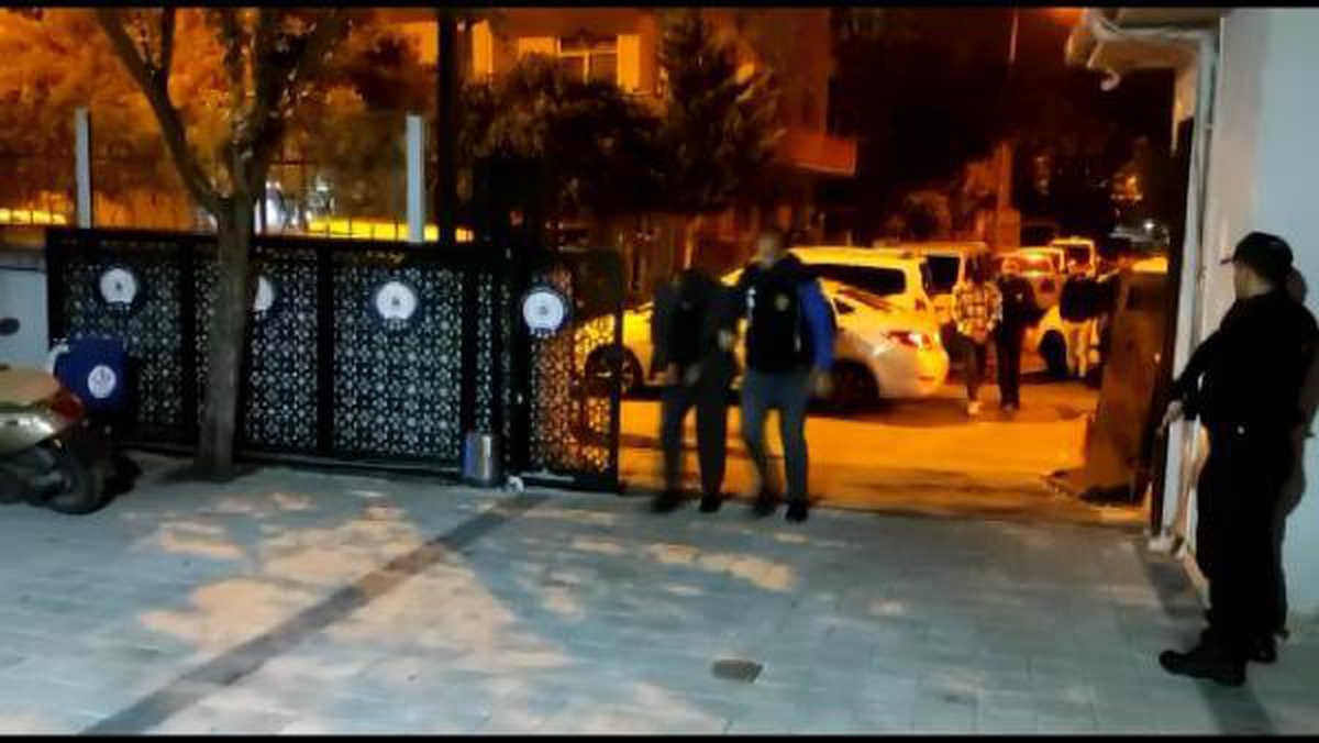 İSTANBUL-BAĞCILAR\'DAKİ ANNE CİNAYETİNE İLİŞKİN GÖRÜNTÜ ÇEKEREK PAYLAŞAN 3 KİŞİ GÖZALTINA ALINDI