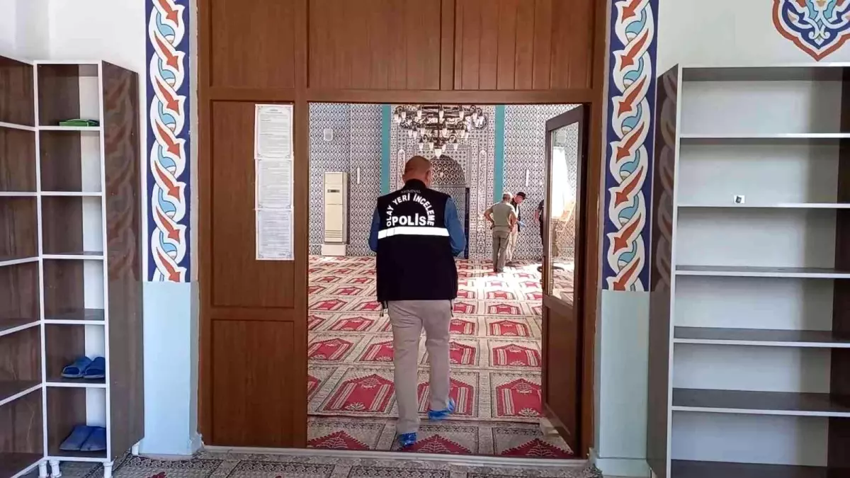 Camide kan aktı! Eski eniştesi namaz sırasında imamı vurdu