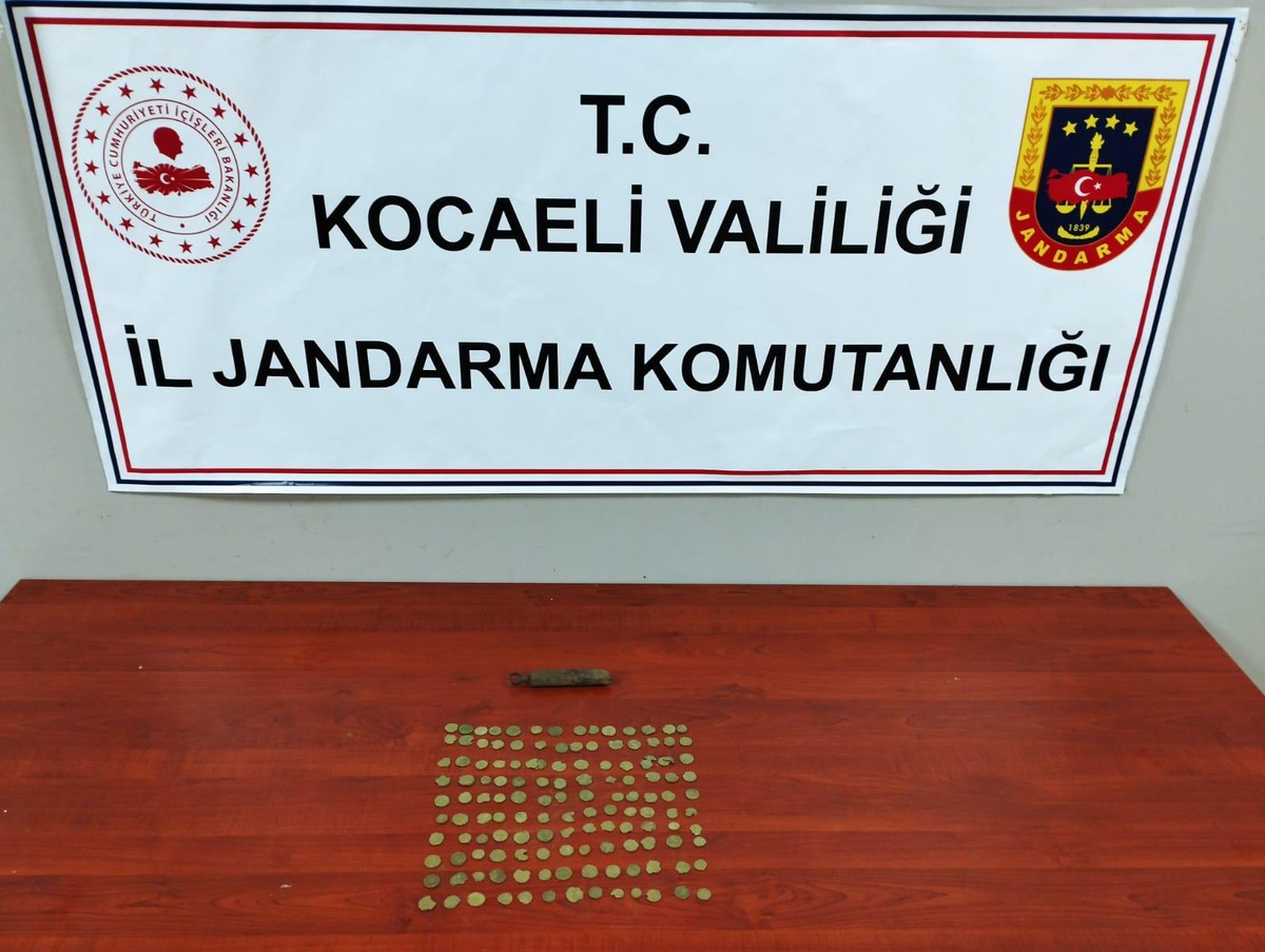 Kocaeli\'de tarihi eser niteliğinde 133 sikke ve metal heykel ele geçirildi