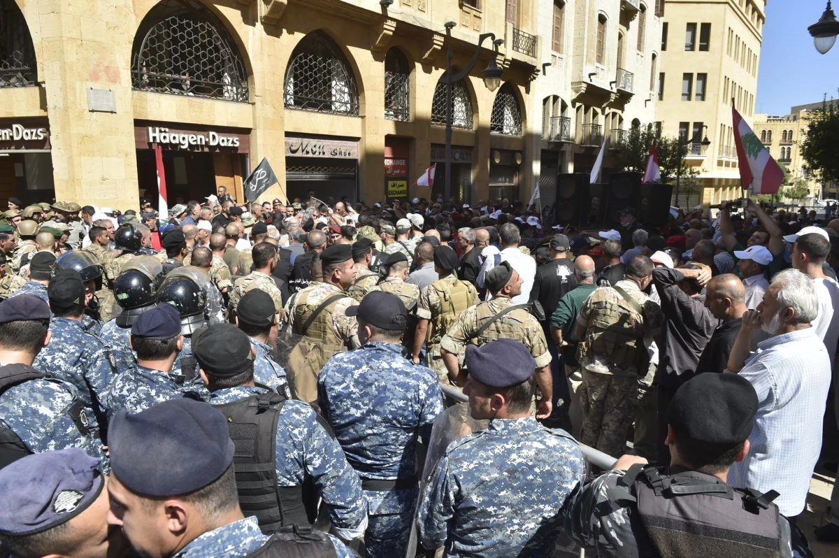 Lübnan\'da emekli askerlerin maaşı yüzde 300 artırılıyor