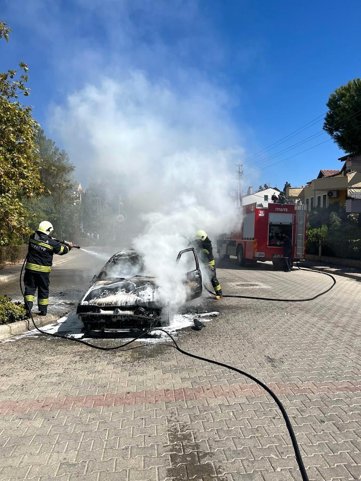Fethiye\'de seyir halindeyken alev alan otomobil yandı