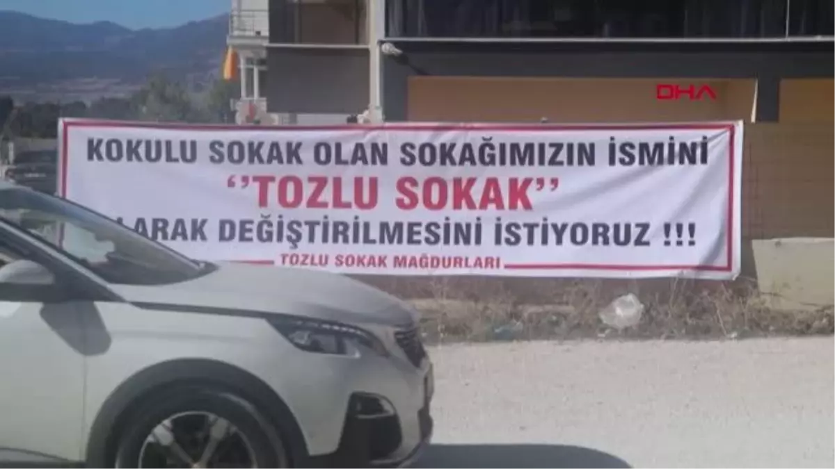 TOZDAN ŞİKAYET EDEN MAHALLELİ YOL KAPATTI