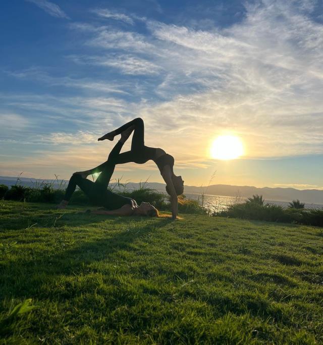 Yoga kampına giden Pınar Altuğ, verdiği pozlarla esnekliğini gözler önüne serdi