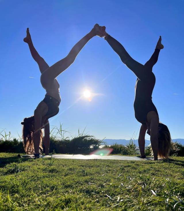 Yoga kampına giden Pınar Altuğ, verdiği pozlarla esnekliğini gözler önüne serdi