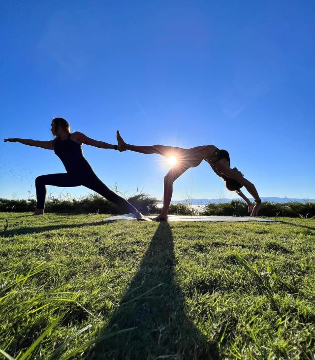 Yoga kampına giden Pınar Altuğ, verdiği pozlarla esnekliğini gözler önüne serdi