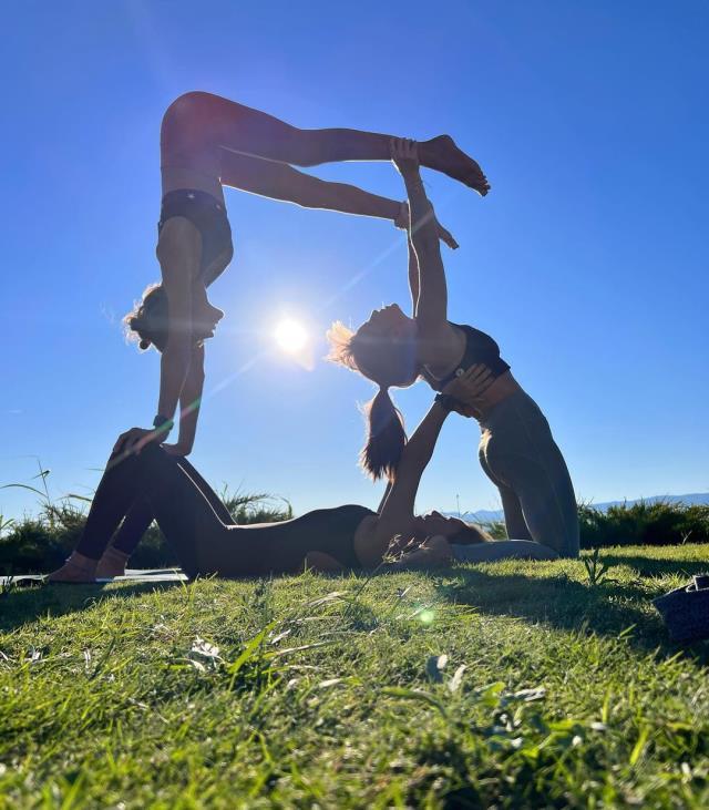 Yoga kampına giden Pınar Altuğ, verdiği pozlarla esnekliğini gözler önüne serdi