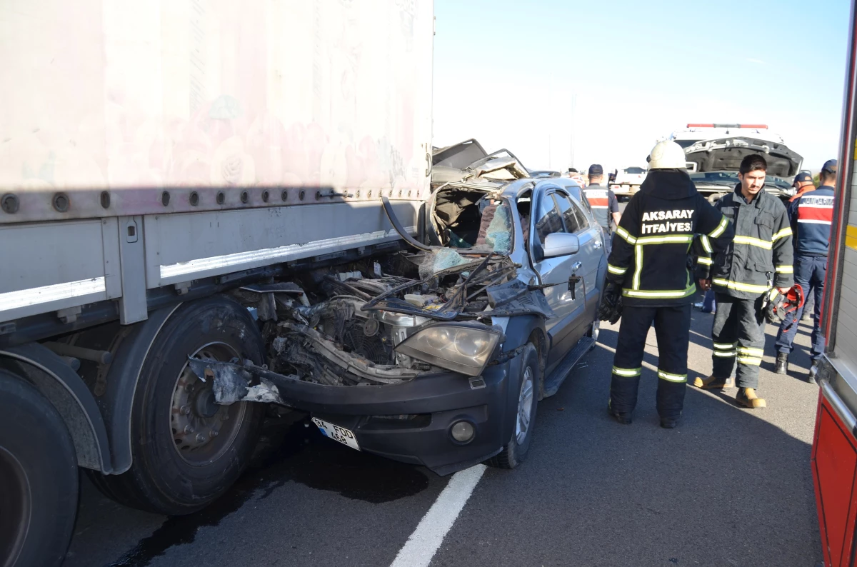 Aksaray\'da otomobil ile tırın çarpıştığı kazada 1 kişi öldü, 2 kişi yaralandı
