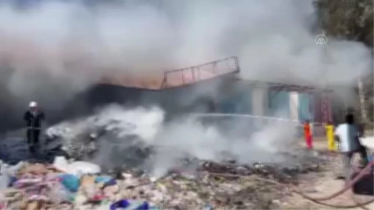 Antalya\'da atık kağıt deposunda çıkan yangın söndürüldü