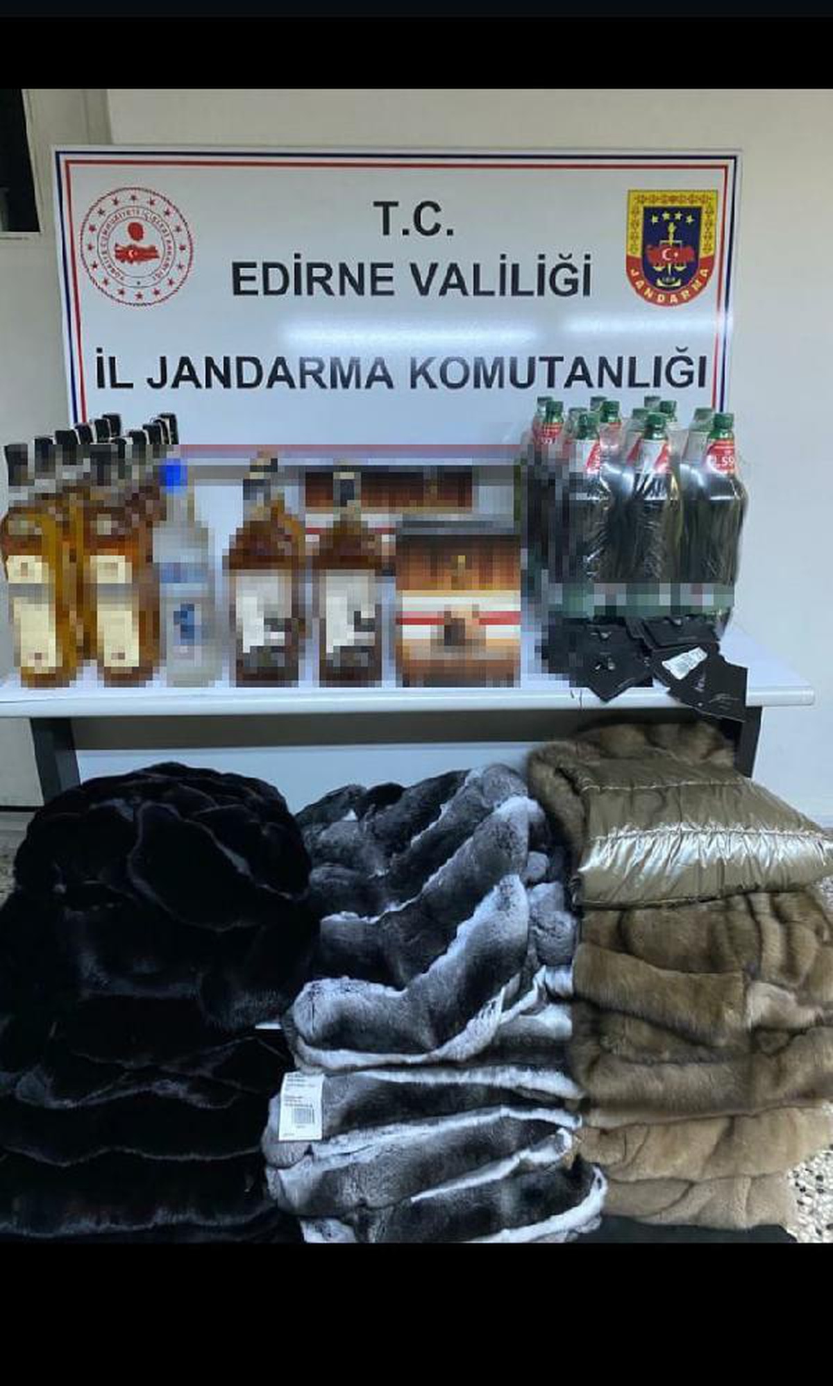 Bulgaristan\'dan gelen otobüste 31 kürk, yılan derisi ve içki ele geçirildi