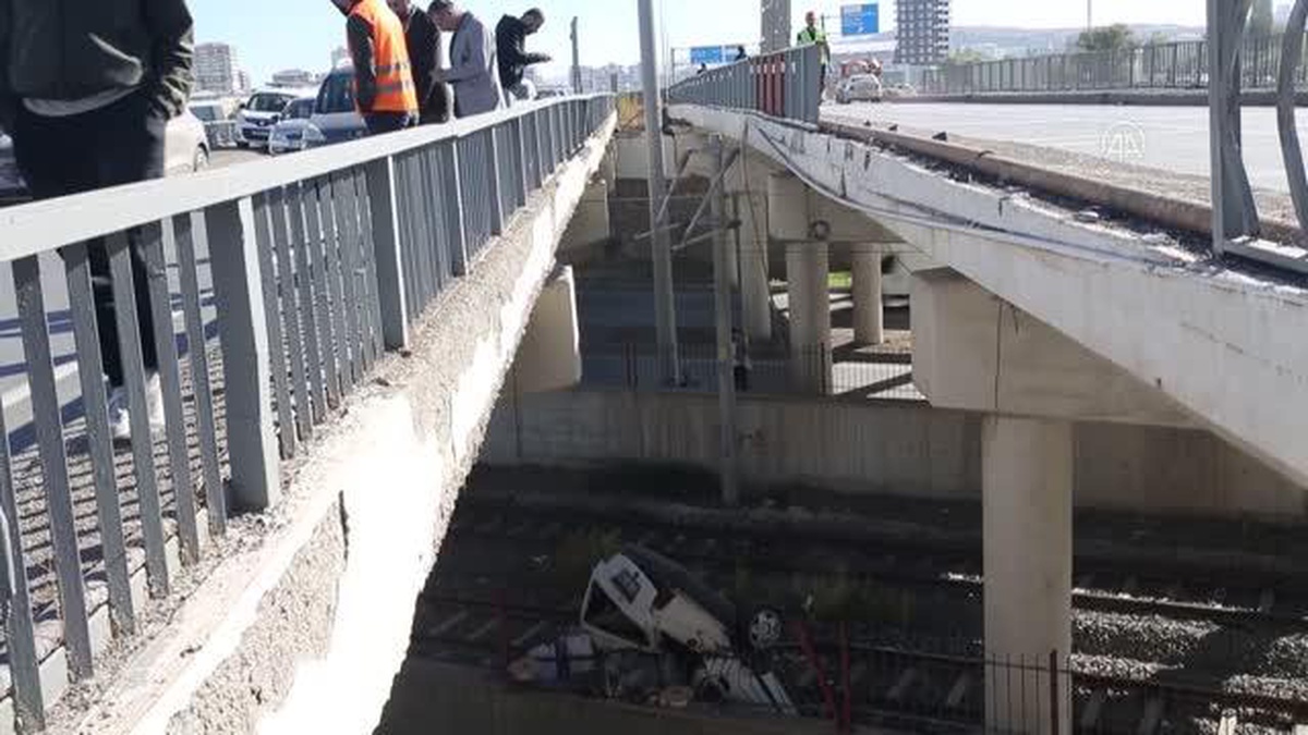Sivas\'ta çarpışan iki otomobilden biri köprü boşluğundan düştü, 3 kişi yaralandı