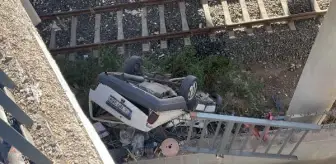 Son dakika haberleri | Çarpışan otomobillerden biri, köprüden raya düştü: 3 yaralı