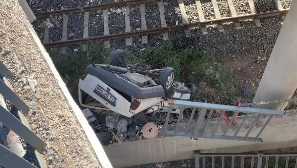 Son dakika haberleri | Çarpışan otomobillerden biri, köprüden raya düştü: 3 yaralı
