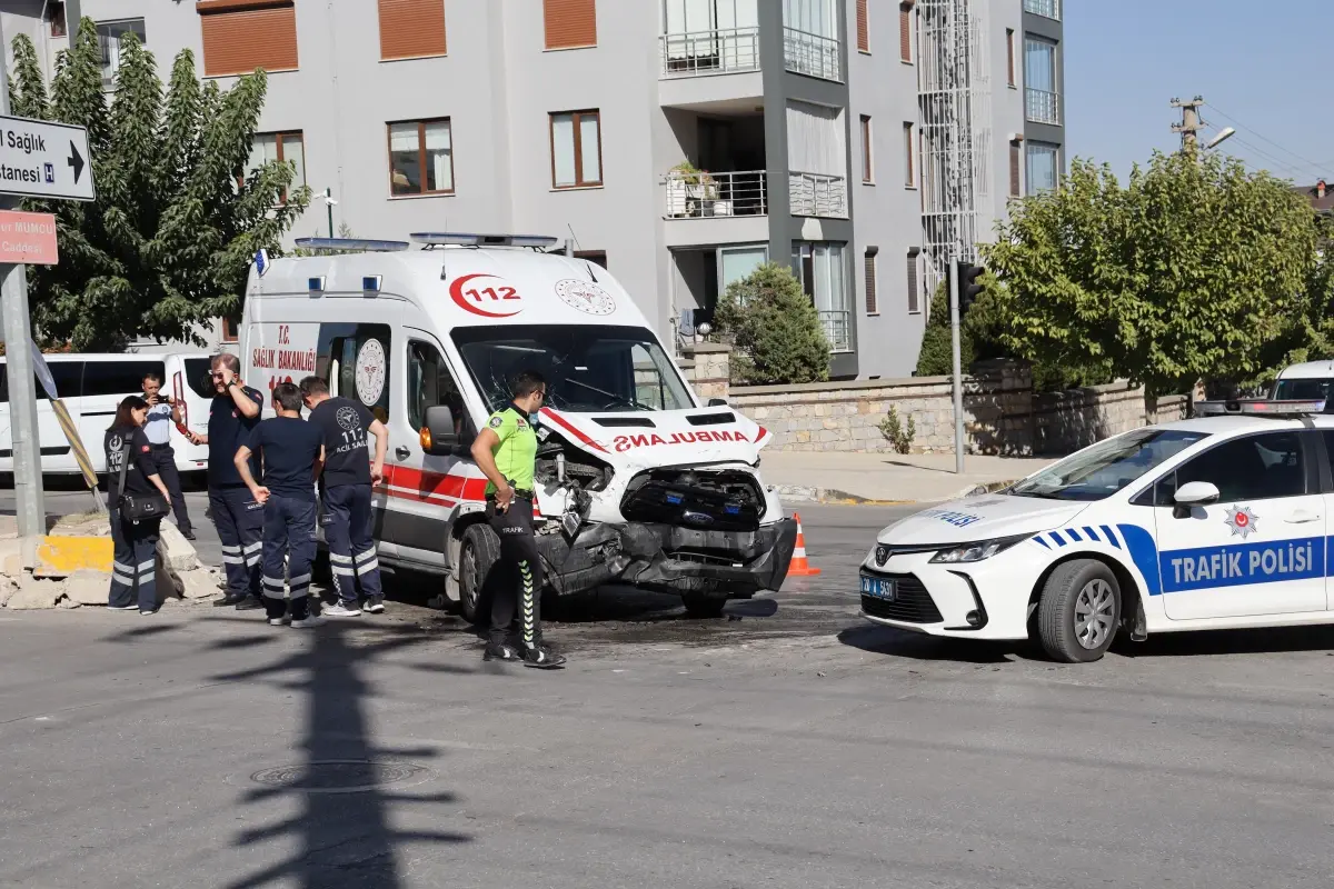 Denizli\'de ambulansla hafif ticari aracın çarpışması sonucu 5 kişi yaralandı