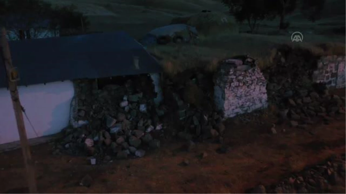 Ardahan\'daki depremde taş yapılı iki evin duvarları yıkıldı, 1 kişi yaralandı