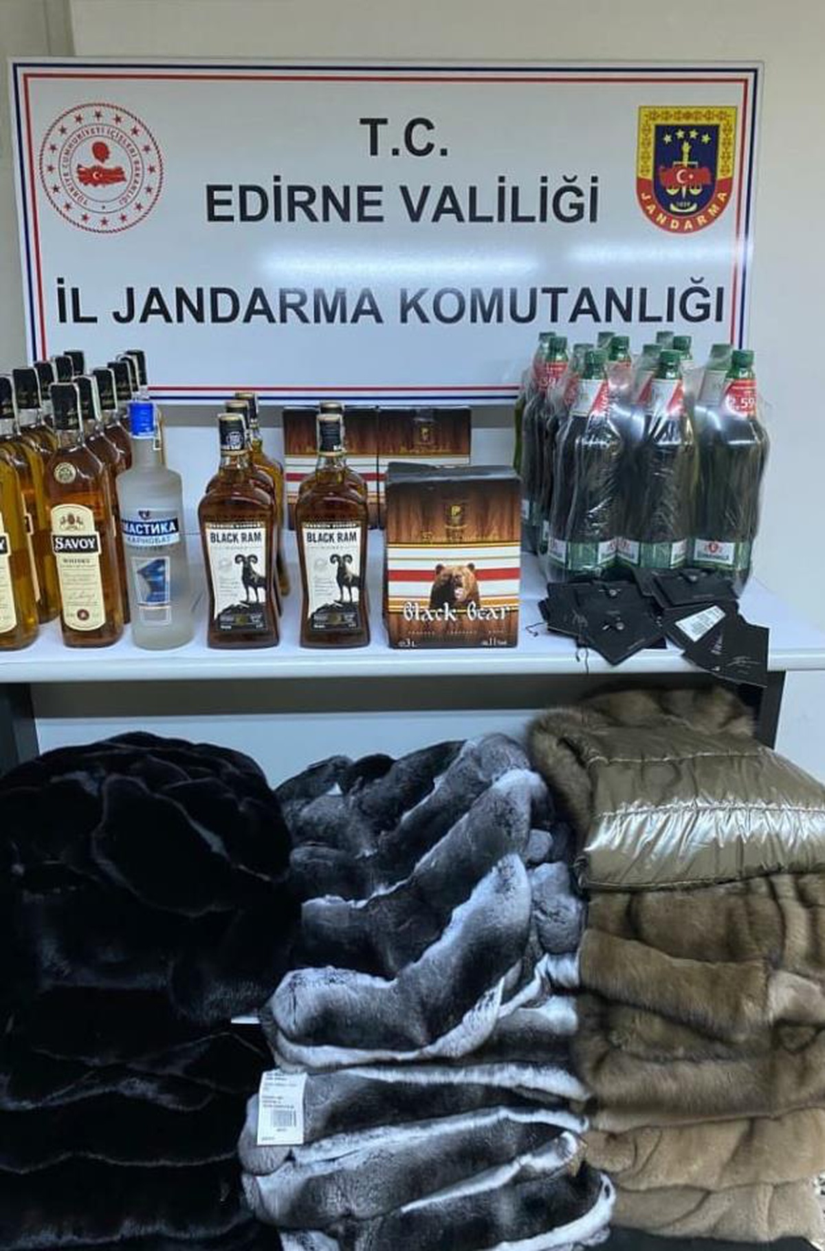 Edirne\'de yurda kaçak sokulmak istenen 31 kürk ile yılan derisi ele geçirildi