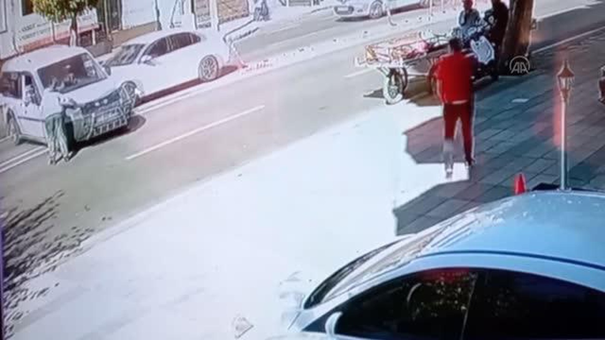 Gaziantep\'te yayanın trafik kazasından son anda kurtulması kameraya yansıdı