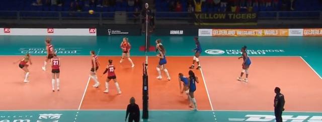 Hakem bile dondu kaldı! Belçika Kadın Voleybol Takımı maç oynanırken tüm dünyaya rezil oldu Hakem bile dondu kaldı! Belçika Kadın Voleybol Takımı maç oynanırken tüm dünyaya rezil oldu