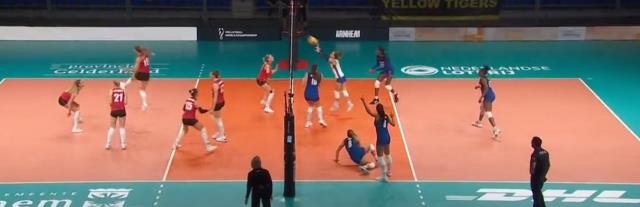 Hakem bile dondu kaldı! Belçika Kadın Voleybol Takımı maç oynanırken tüm dünyaya rezil oldu Hakem bile dondu kaldı! Belçika Kadın Voleybol Takımı maç oynanırken tüm dünyaya rezil oldu