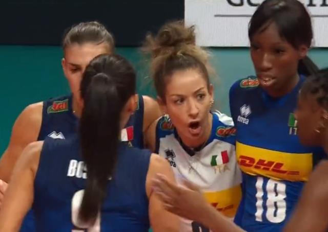 Hakem bile dondu kaldı! Belçika Kadın Voleybol Takımı maç oynanırken tüm dünyaya rezil oldu Hakem bile dondu kaldı! Belçika Kadın Voleybol Takımı maç oynanırken tüm dünyaya rezil oldu