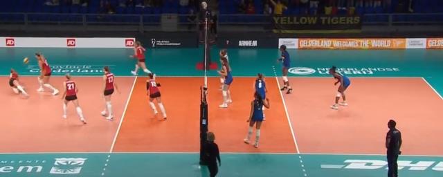 Hakem bile dondu kaldı! Belçika Kadın Voleybol Takımı maç oynanırken tüm dünyaya rezil oldu Hakem bile dondu kaldı! Belçika Kadın Voleybol Takımı maç oynanırken tüm dünyaya rezil oldu