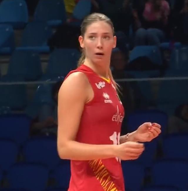 Hakem bile dondu kaldı! Belçika Kadın Voleybol Takımı maç oynanırken tüm dünyaya rezil oldu Hakem bile dondu kaldı! Belçika Kadın Voleybol Takımı maç oynanırken tüm dünyaya rezil oldu