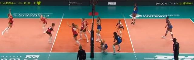 Hakem bile dondu kaldı! Belçika Kadın Voleybol Takımı maç oynanırken tüm dünyaya rezil oldu Hakem bile dondu kaldı! Belçika Kadın Voleybol Takımı maç oynanırken tüm dünyaya rezil oldu