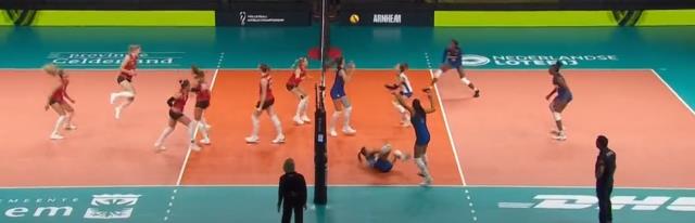 Hakem bile dondu kaldı! Belçika Kadın Voleybol Takımı maç oynanırken tüm dünyaya rezil oldu Hakem bile dondu kaldı! Belçika Kadın Voleybol Takımı maç oynanırken tüm dünyaya rezil oldu