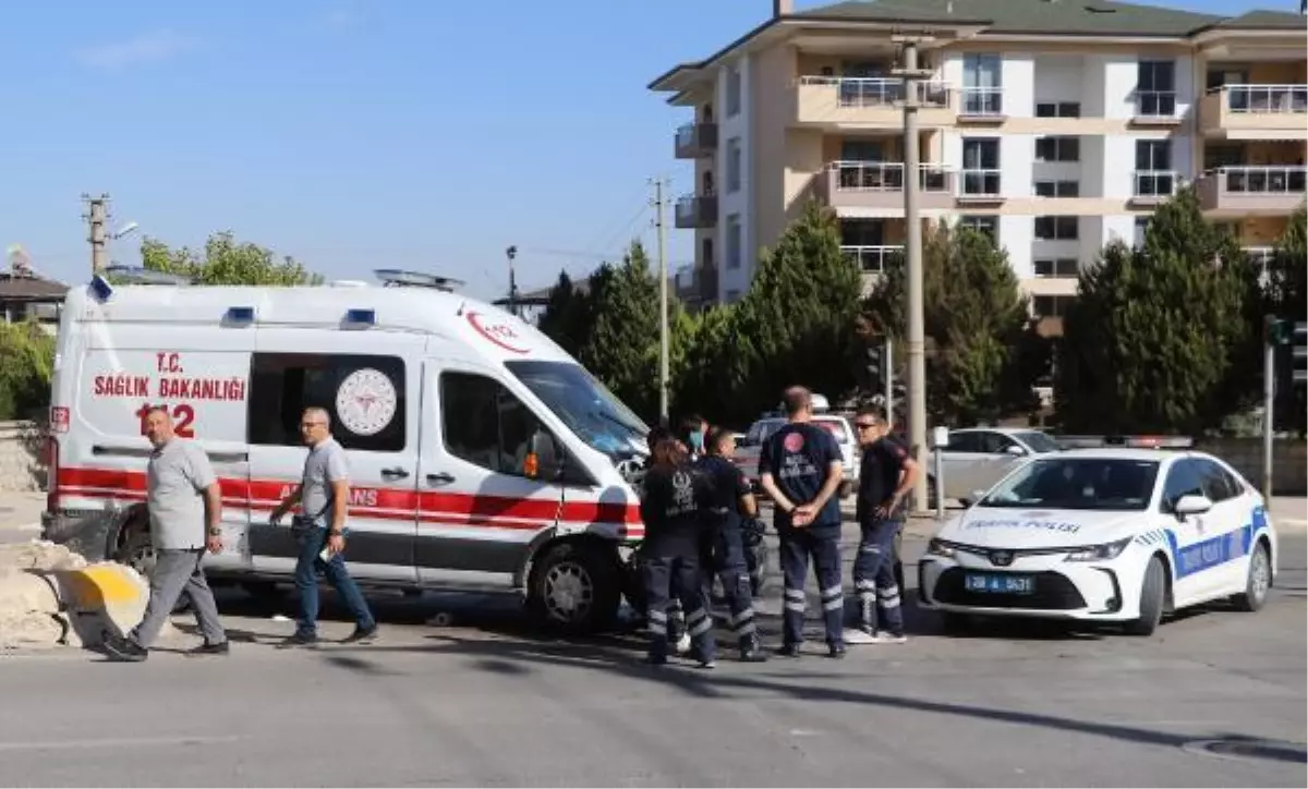 Son dakika gündem: HASTA TAŞIYAN AMBULANS İLE TİCARİ ARAÇ ÇARPIŞTI; 5 YARALI